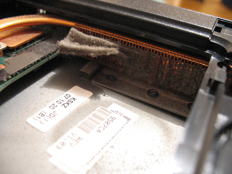 prasina-na-djelu-notebook-racunala prašina na djelu